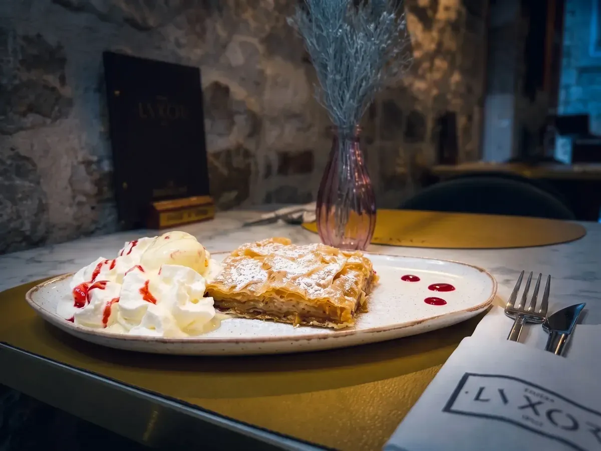 Autentična pita od jabuka sa sladoledom od vanilije na Peristilu, Café & Restaurant Lvxor Split