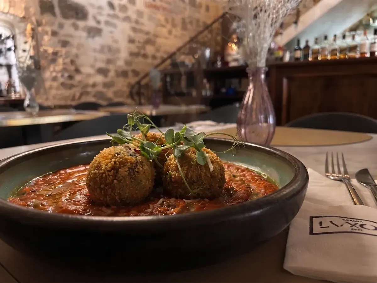 Hrskavi arancini od crnog rižota na Peristilu, Café & Restaurant Lvxor Split