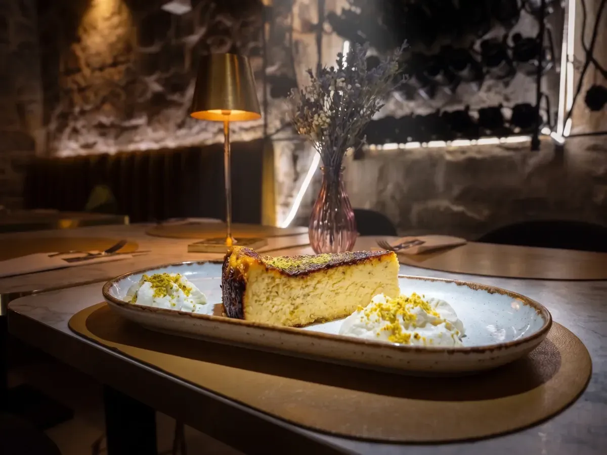 Kremasti baskijski cheesecake s pistacijom na Peristilu, Café & Restaurant Lvxor Split