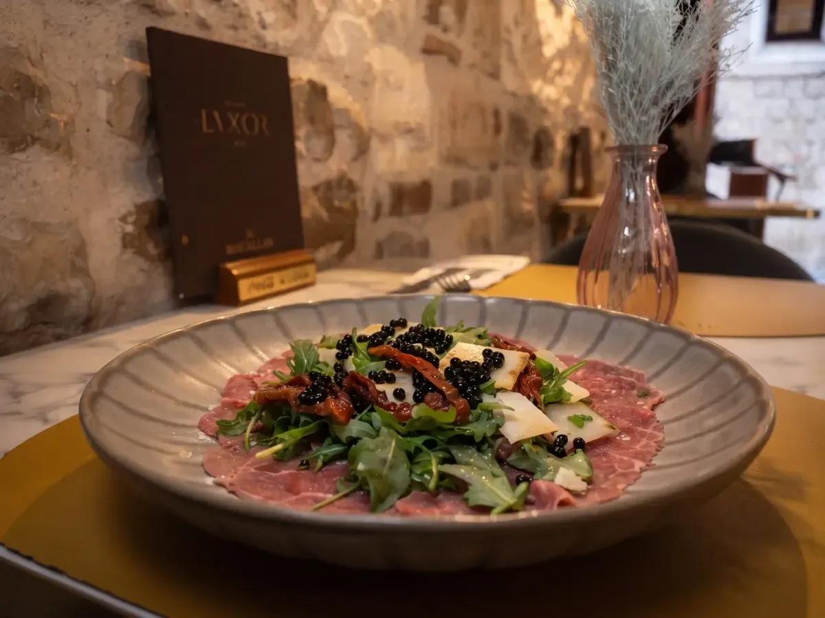 Vrhunski carpaccio od bifteka na Peristilu, Café & Restaurant Lvxor Split
