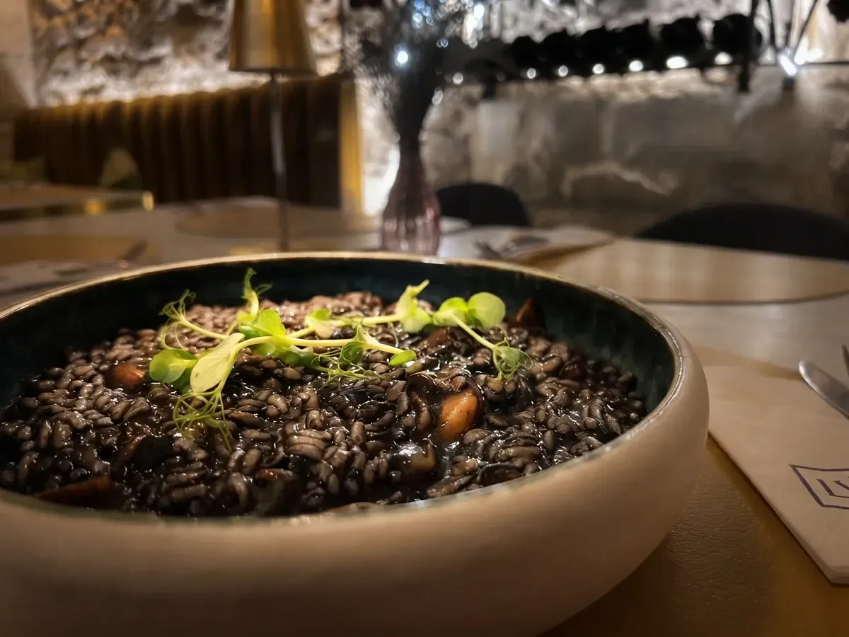 Autentični crni rižot sa sipom na Peristilu, Café & Restaurant Lvxor Split