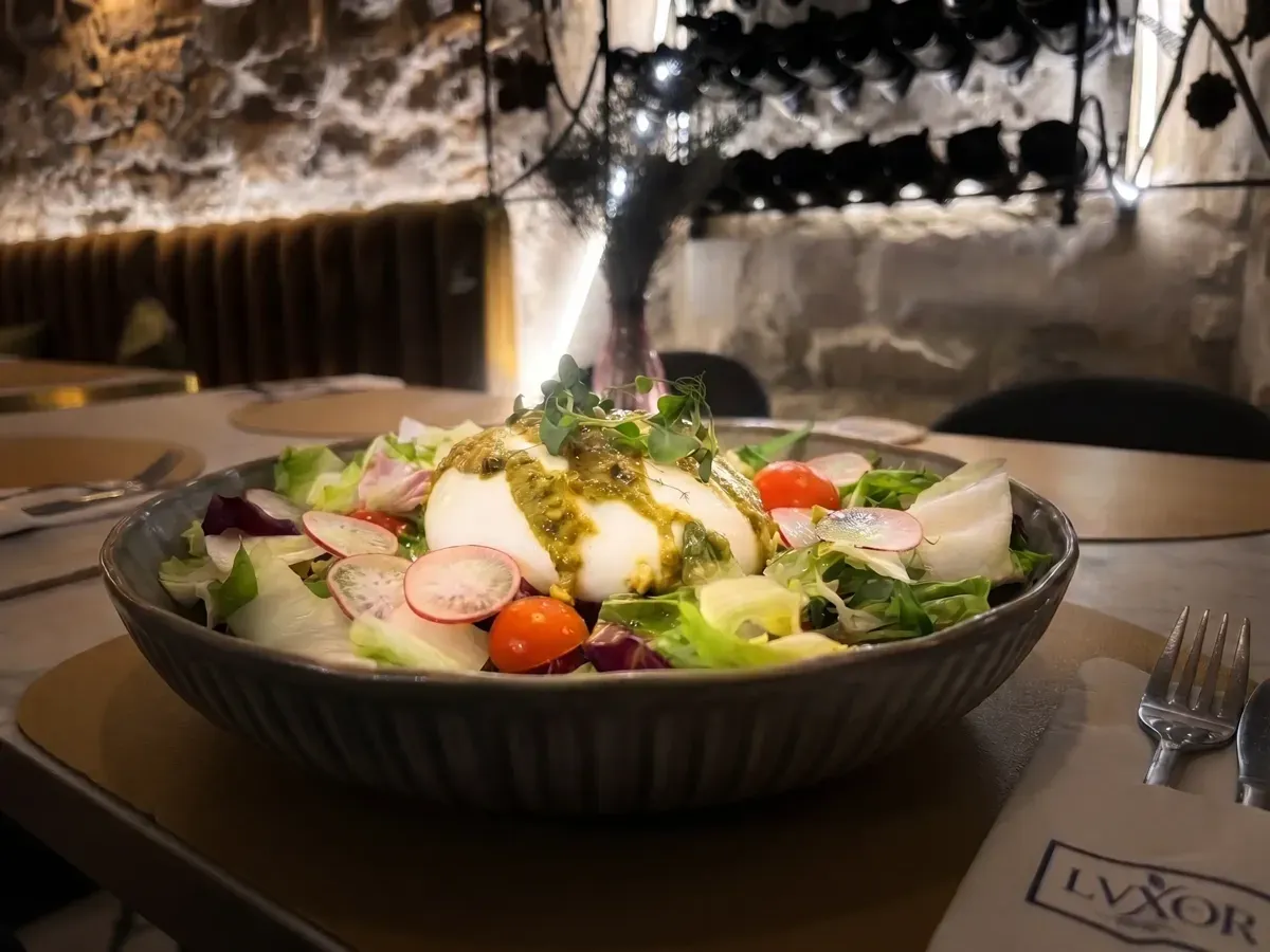 Svježa Burrata salata na Peristilu, Café & Restaurant Lvxor Split