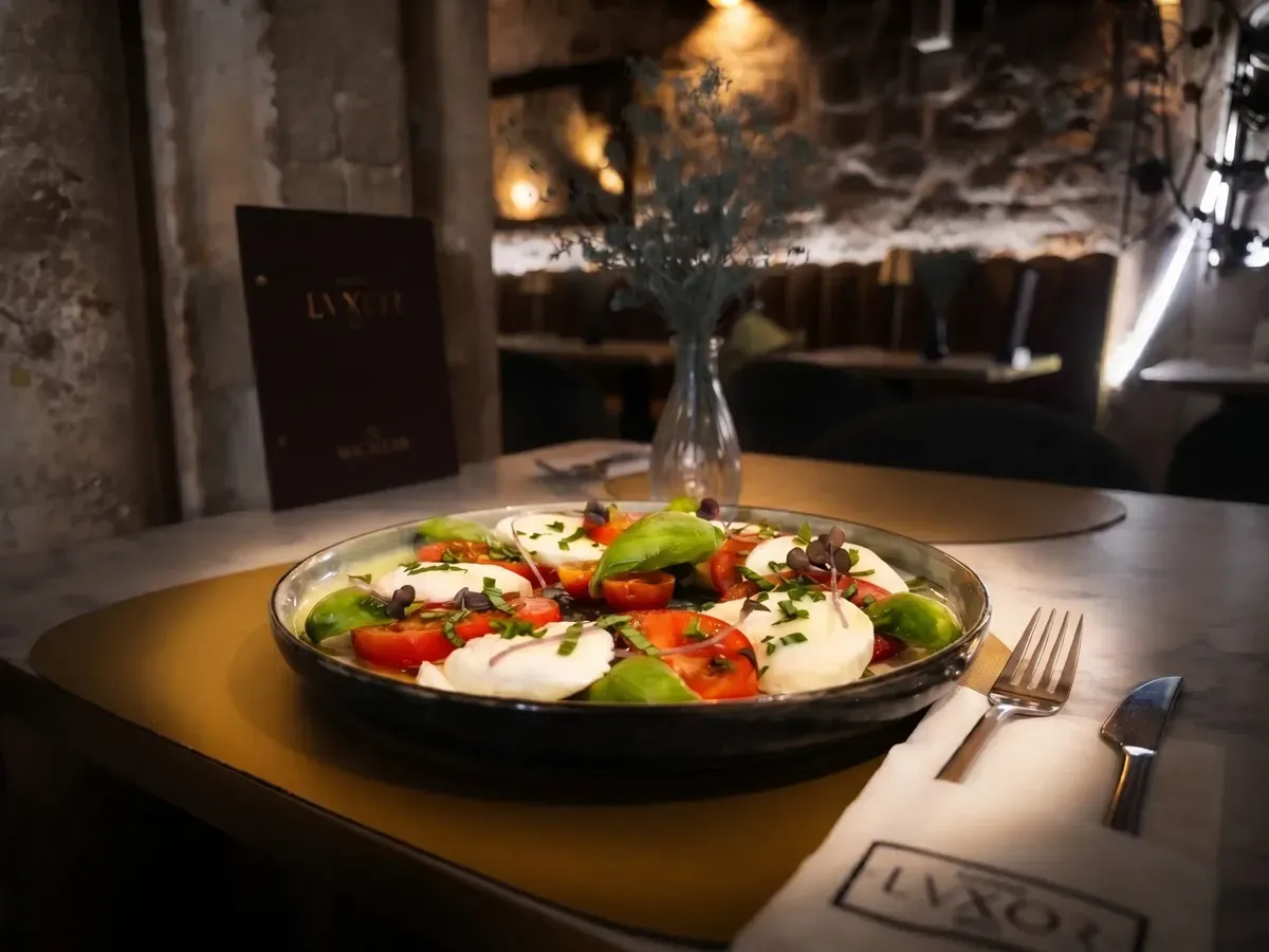 Svježa Caprese salata na Peristilu, Café & Restaurant Lvxor Split