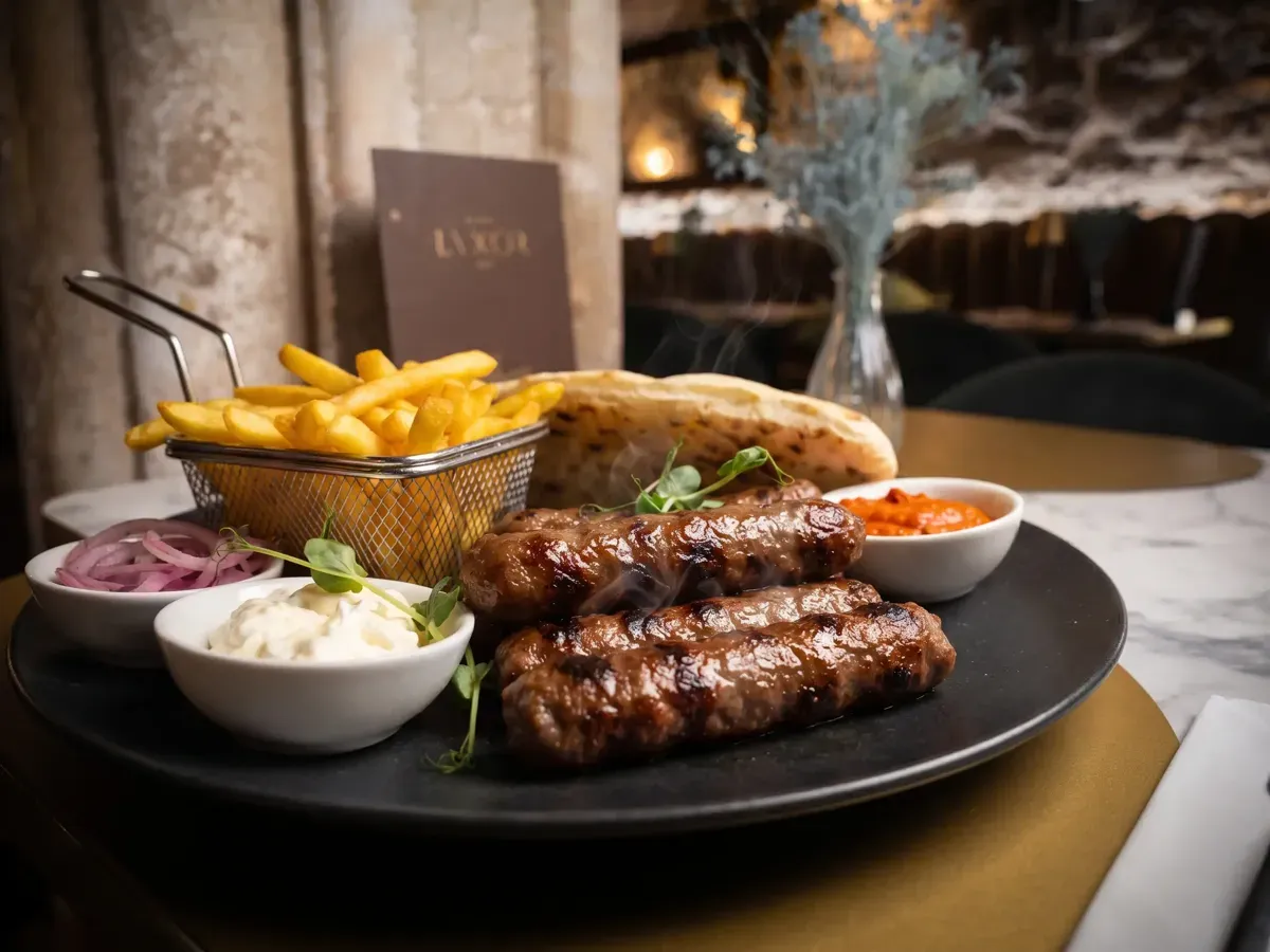 Autentični ćevapčići u somunu na Peristilu, Café & Restaurant Lvxor Split