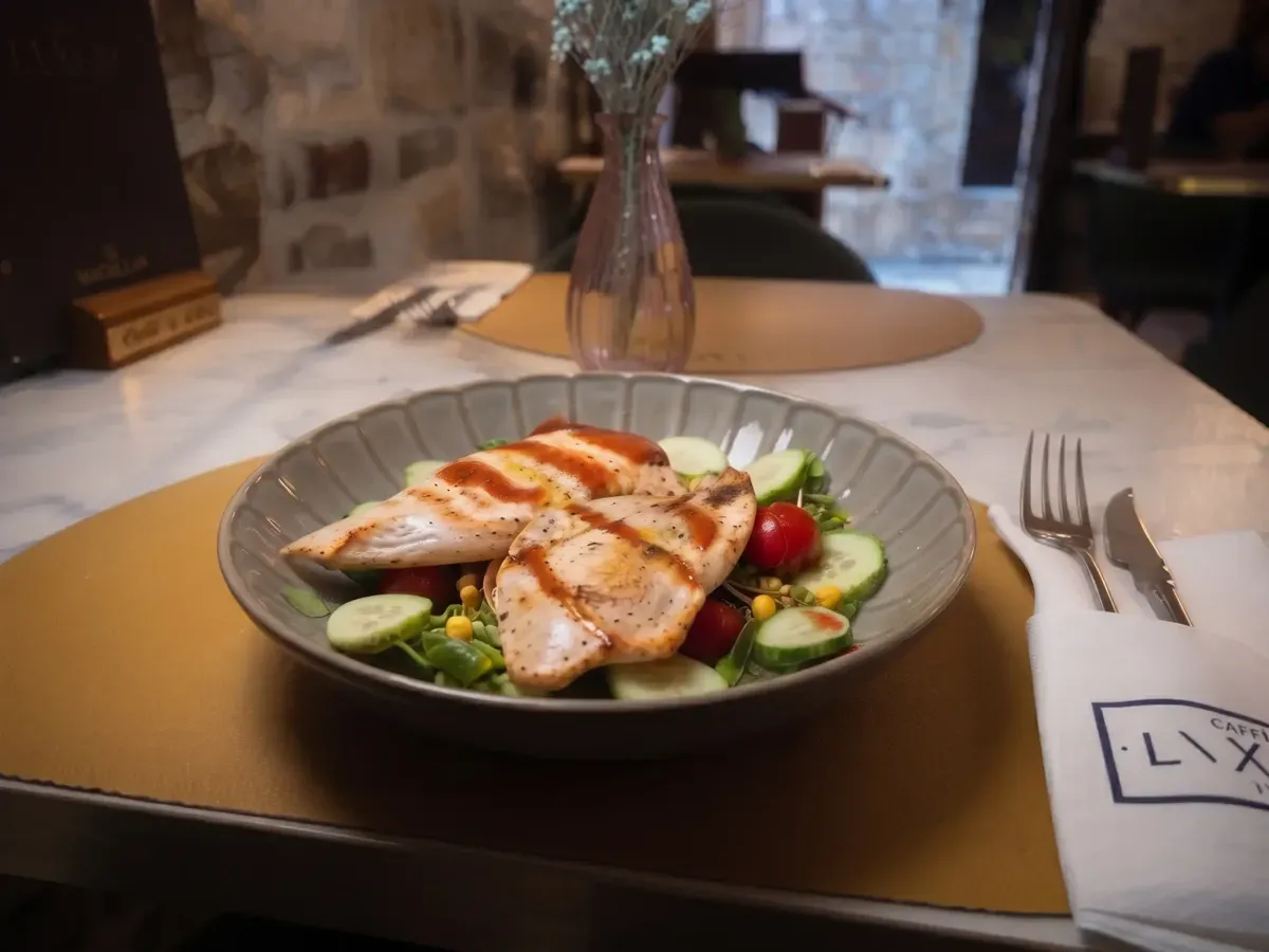Svježa pileća salata na Peristilu, Café & Restaurant Lvxor Split