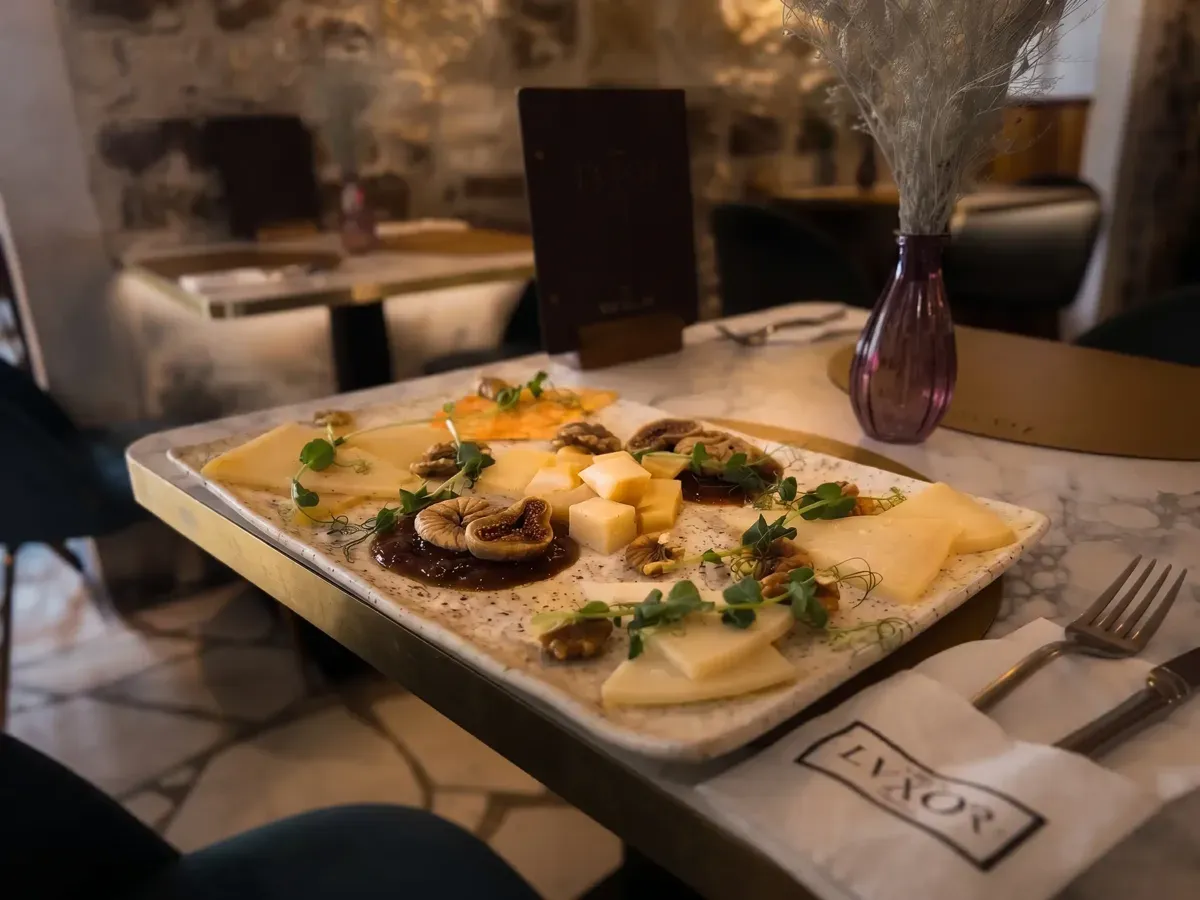 Autentična selekcija dalmatinskih sireva na Peristilu, Café & Restaurant Lvxor Split
