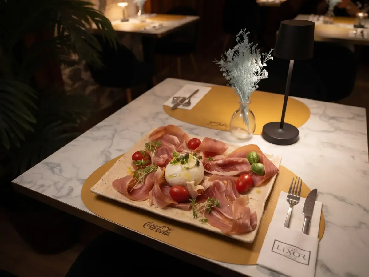 Dalmatinski pršut i Burrata na Peristilu, Café & Restaurant Lvxor Split