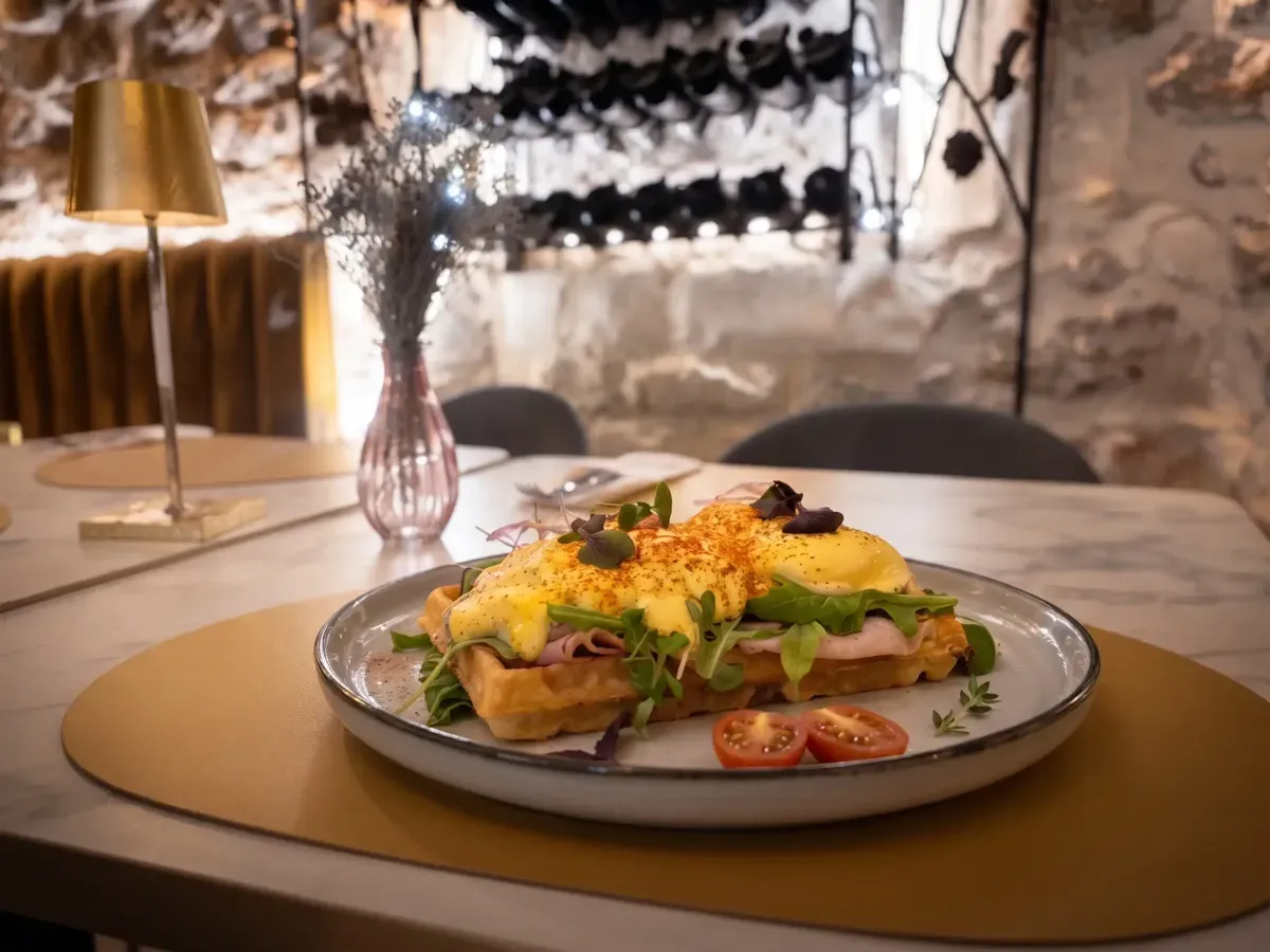 Klasična jaja Benedict na Peristilu, Café & Restaurant Lvxor Split
