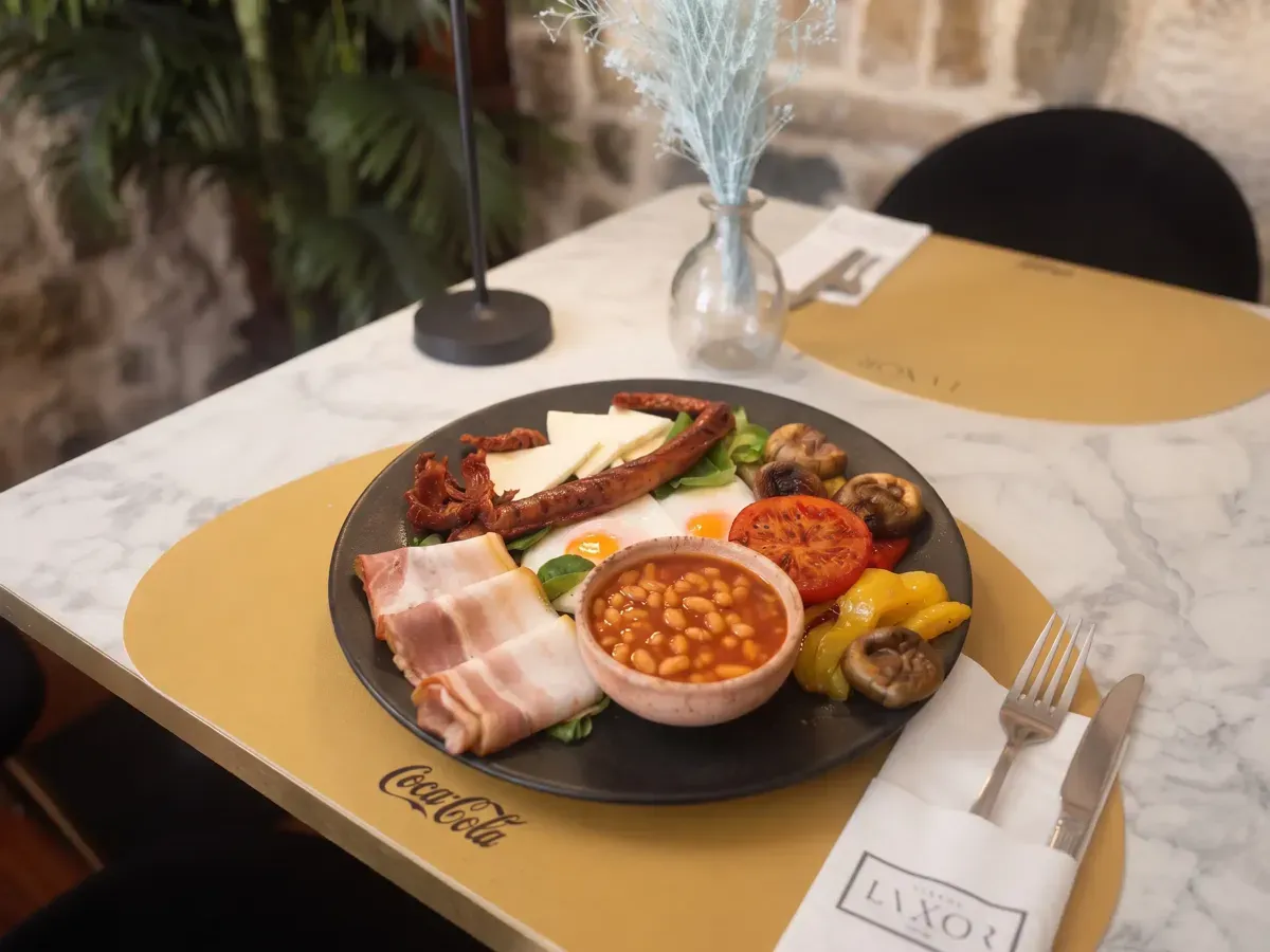 Klasični engleski doručak na Peristilu, Café & Restaurant Lvxor Split