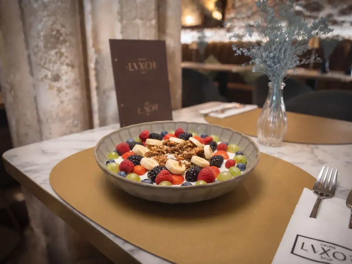 Zdravi voćni doručak na Peristilu, Café & Restaurant Lvxor Split