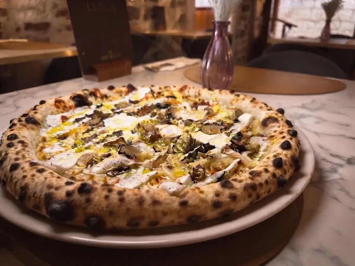 Vrhunska Pizza Tartufi Gljive na Peristilu, Café & Restaurant Lvxor Split