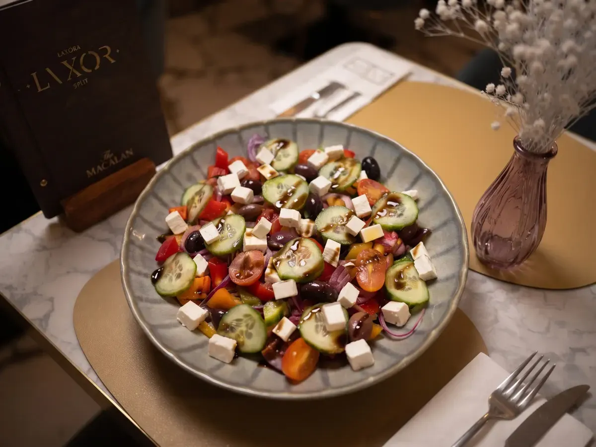 Svježa grčka salata na Peristilu, Café & Restaurant Lvxor Split