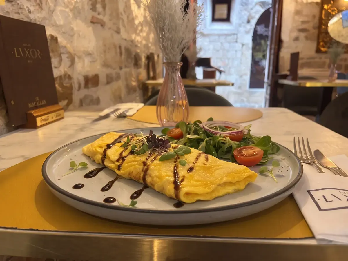 Klasični omlet sa šunkom i sirom na Peristilu, Café & Restaurant Lvxor Split