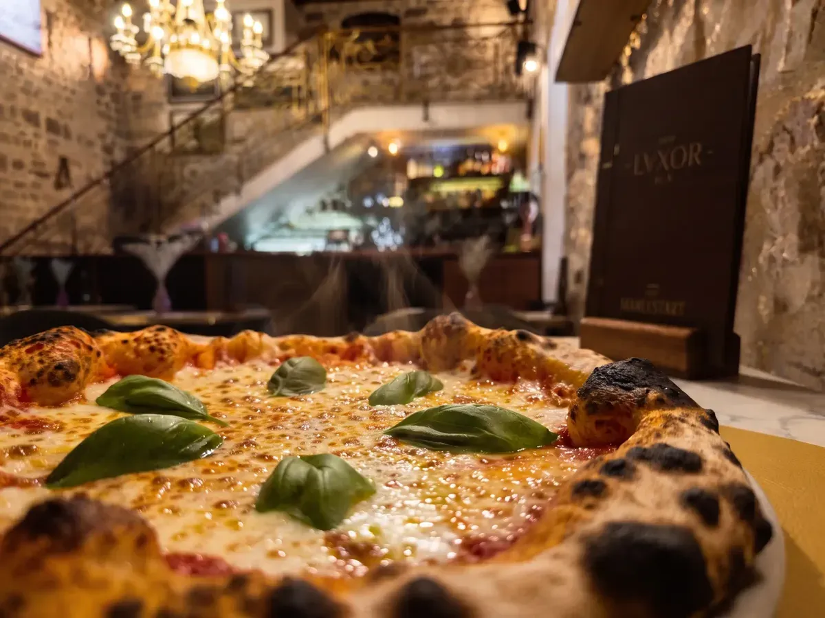 Klasična Pizza Margherita na Peristilu, Café & Restaurant Lvxor Split