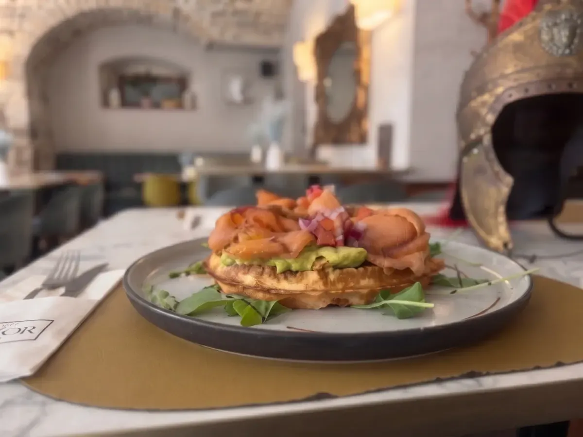 Naš prepoznatljivi losos na guacamoleu na Peristilu, Café & Restaurant Lvxor Split