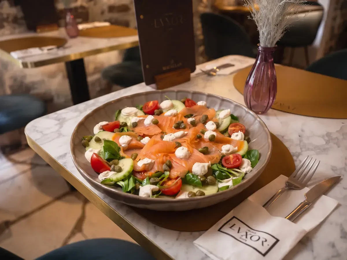 Svježa salata s lososom na Peristilu, Café & Restaurant Lvxor Split