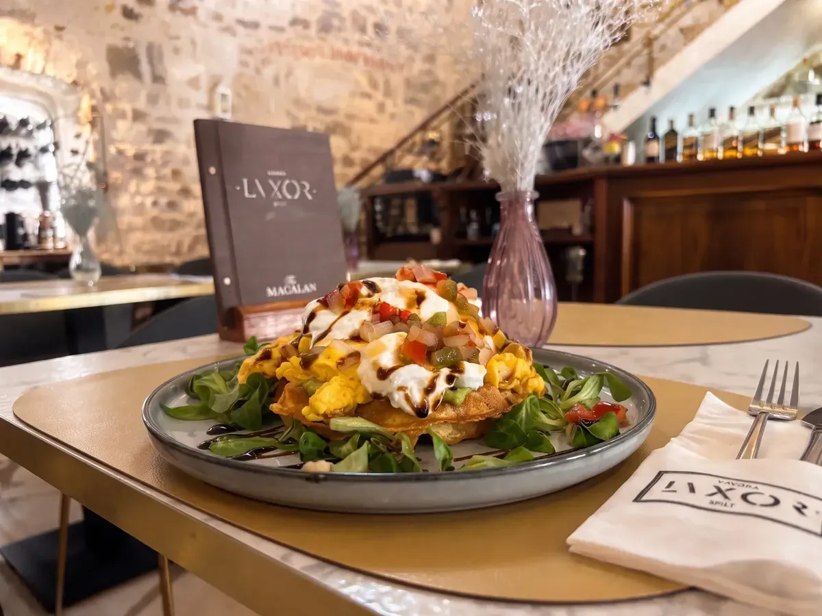 Kajgana na guacamoleu s domaćim vaflima na Peristilu, Café & Restaurant Lvxor Split