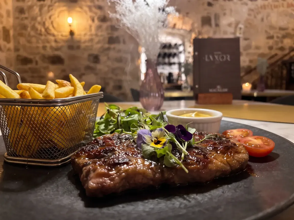 Odležani Sirloin Steak od Black Angus junetine na Peristilu, Café & Restaurant Lvxor Split