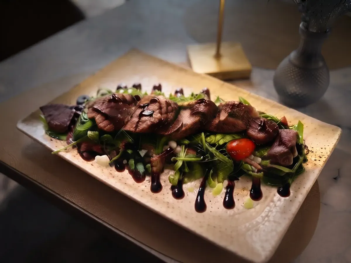 Vrhunska Steakhouse salata s biftekom na Peristilu, Café & Restaurant Lvxor Split