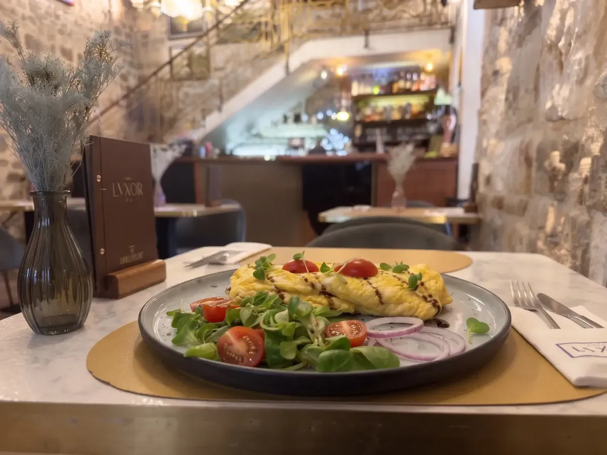 Veliki omlet s povrćem i sirom na Peristilu, Café & Restaurant Lvxor Split